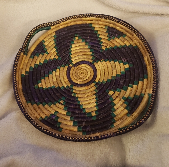 Handwoven basket/tray with handles Beautiful pattern 12 inches in diameter - Picture 3 of 4